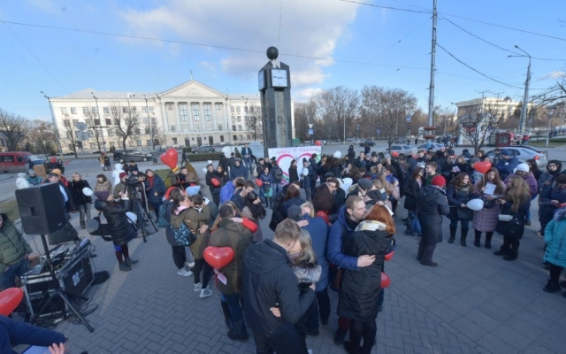 ФОТОРЕПОРТАЖ: В Запорожье открыли стелу любви Фото № 9 ФОТОРЕПОРТАЖ: В Запорожье открыли стелу любви Фото № 9