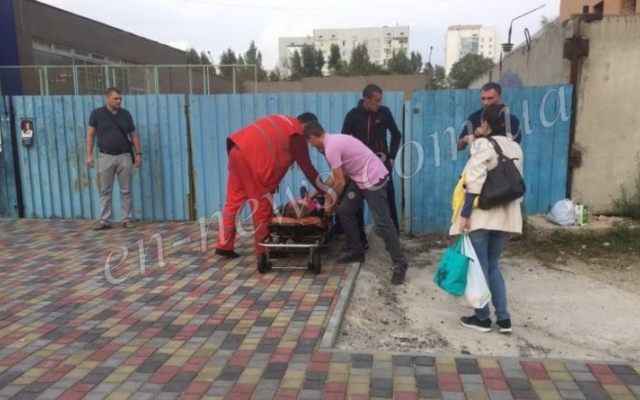 В Запорожской области на улице пытались привести в чувство девушку (ВИДЕО) Фото № 1 В Запорожской области на улице пытались привести в чувство девушку (ВИДЕО) Фото № 1