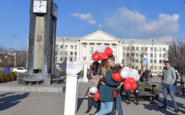 ФОТОРЕПОРТАЖ: В Запорожье открыли стелу любви Фото № 20 ФОТОРЕПОРТАЖ: В Запорожье открыли стелу любви Фото № 20