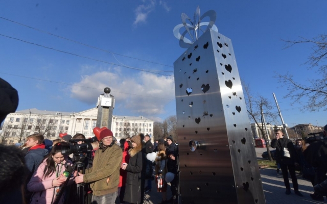 ФОТОРЕПОРТАЖ: В Запорожье открыли стелу любви Фото № 3 ФОТОРЕПОРТАЖ: В Запорожье открыли стелу любви Фото № 3
