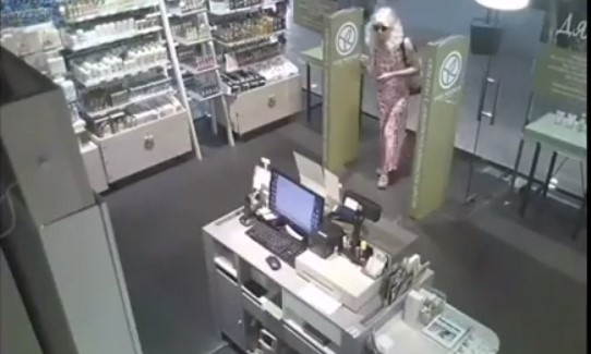 В сети просят опознать воровку, которая орудовала в ТРЦ Аврора (ВИДЕО) Фото № 0 В сети просят опознать воровку, которая орудовала в ТРЦ Аврора (ВИДЕО) Фото № 0
