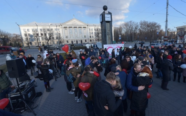 ФОТОРЕПОРТАЖ: В Запорожье открыли стелу любви Фото № 6 ФОТОРЕПОРТАЖ: В Запорожье открыли стелу любви Фото № 6