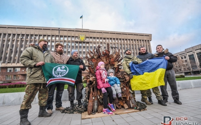 Перед областной администрацией возвышается железный трон Фото № 12 Перед областной администрацией возвышается железный трон Фото № 12