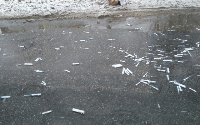 На Кичкасе запорожцы нашли множество разбросанных шприцов Фото № 0 На Кичкасе запорожцы нашли множество разбросанных шприцов Фото № 0