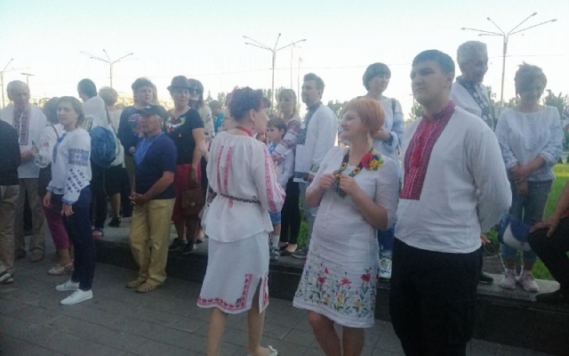 В Запорожье прошел традиционный марш вышиванок (ФОТОРЕПОРТАЖ) Фото № 10 В Запорожье прошел традиционный марш вышиванок (ФОТОРЕПОРТАЖ) Фото № 10