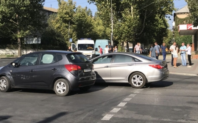 Серьезное ДТП на пешеходном переходе: Девушку отбросило на несколько метров (ФОТО) Фото № 0 Серьезное ДТП на пешеходном переходе: Девушку отбросило на несколько метров (ФОТО) Фото № 0