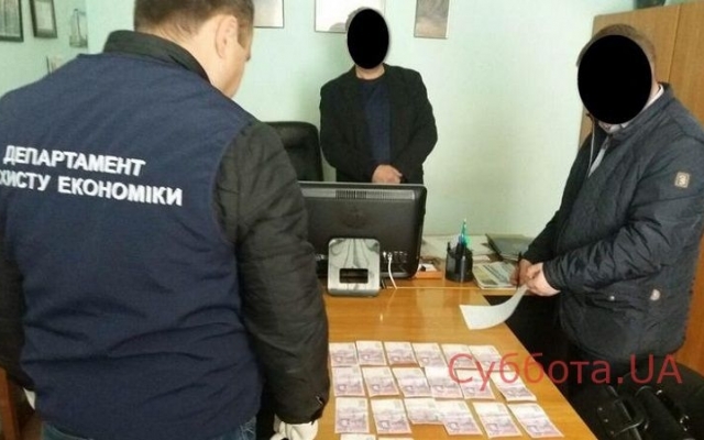В Запорожской области начальник почты воровал деньги односельчан Фото № 0 В Запорожской области начальник почты воровал деньги односельчан Фото № 0