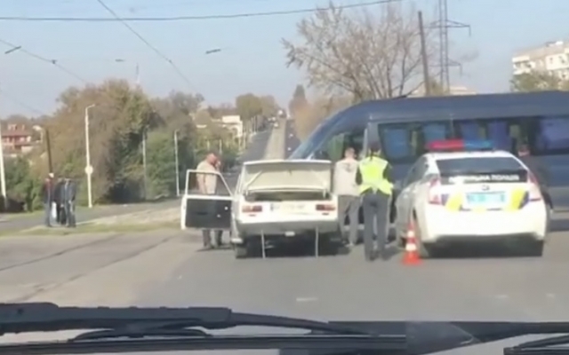 В Запорожье на перекрёстке столкнулись ВАЗ и маршрутка (ВИДЕО) Фото № 1 В Запорожье на перекрёстке столкнулись ВАЗ и маршрутка (ВИДЕО) Фото № 1