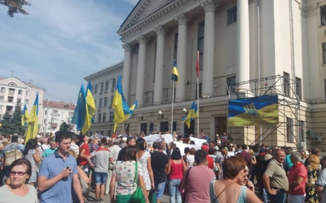 В центре города собрались сотни запорожцев: Дежурят десятки полицейских (ФОТО) Фото № 6 В центре города собрались сотни запорожцев: Дежурят десятки полицейских (ФОТО) Фото № 6