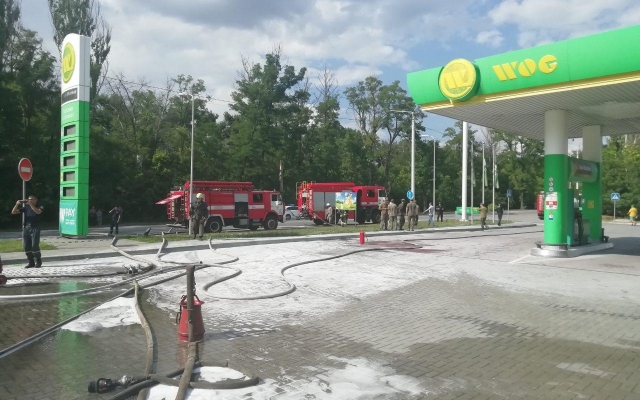 В сети появилось видео возгорания бензовоза около заправки (ФОТО, ВИДЕО) Фото № 5 В сети появилось видео возгорания бензовоза около заправки (ФОТО, ВИДЕО) Фото № 5