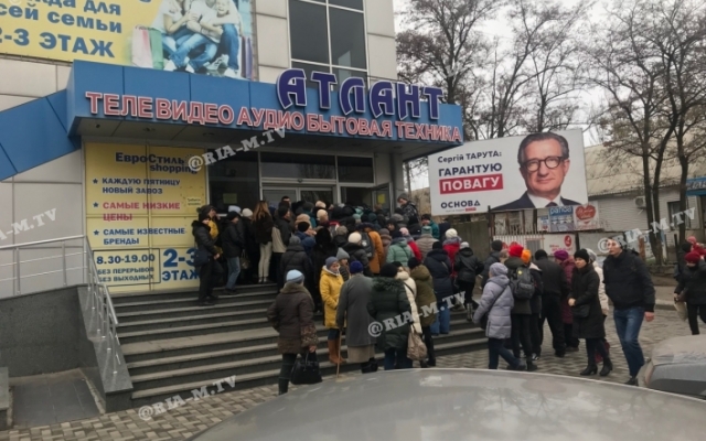 В Мелитополе толпа чуть не снесла двери входа в секонд-хенд (ФОТО, ВИДЕО) Фото № 1 В Мелитополе толпа чуть не снесла двери входа в секонд-хенд (ФОТО, ВИДЕО) Фото № 1