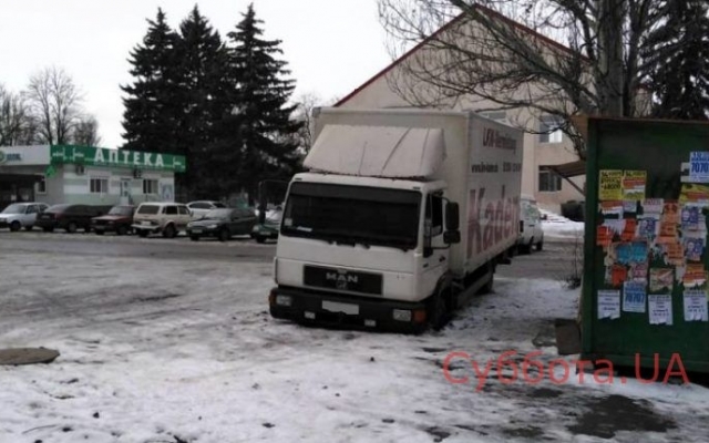 Около больницы в снегу застряла фура (ФОТО) Фото № 2 Около больницы в снегу застряла фура (ФОТО) Фото № 2