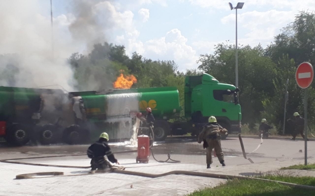В сети появилось видео возгорания бензовоза около заправки (ФОТО, ВИДЕО) Фото № 1 В сети появилось видео возгорания бензовоза около заправки (ФОТО, ВИДЕО) Фото № 1