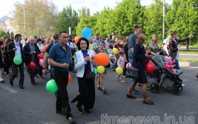 В центре Запорожья провели праздничное шествие (ФОТО, ВИДЕО) Фото № 9 В центре Запорожья провели праздничное шествие (ФОТО, ВИДЕО) Фото № 9