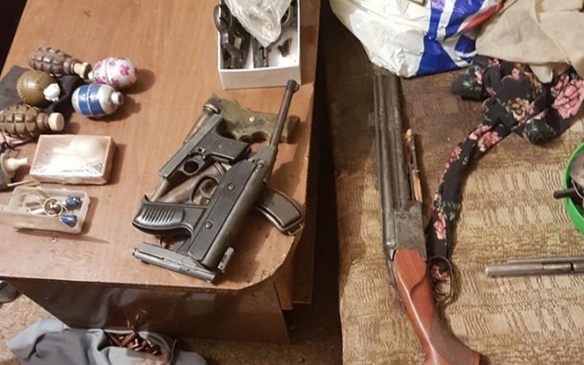 В запорожской квартире нашли оружие и гранаты Фото № 1 В запорожской квартире нашли оружие и гранаты Фото № 1