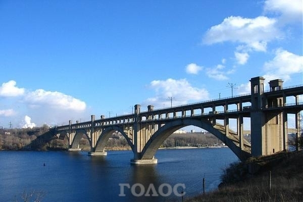 На мосту спасли очередного суицидника Фото № 0 На мосту спасли очередного суицидника Фото № 0