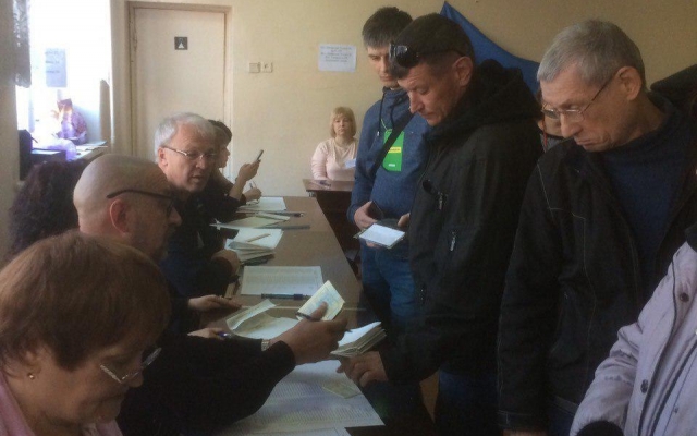 В Запорожье представители одного из кандидатов в Президенты пришли на избирательные участки с рекламой Фото № 0 В Запорожье представители одного из кандидатов в Президенты пришли на избирательные участки с рекламой Фото № 0