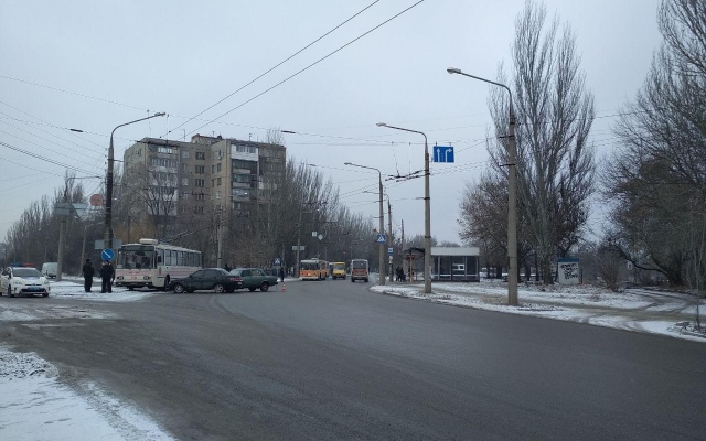 В Бородинском микрорайоне Запорожья столкнулись автомобили (ФОТО) Фото № 1 В Бородинском микрорайоне Запорожья столкнулись автомобили (ФОТО) Фото № 1