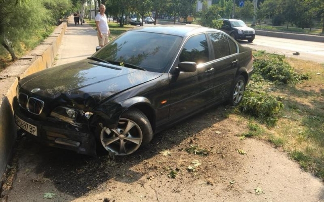 Возле 5 горбольницы ДТП у участием автомобиля на еврономерах (ФОТО) Фото № 2 Возле 5 горбольницы ДТП у участием автомобиля на еврономерах (ФОТО) Фото № 2