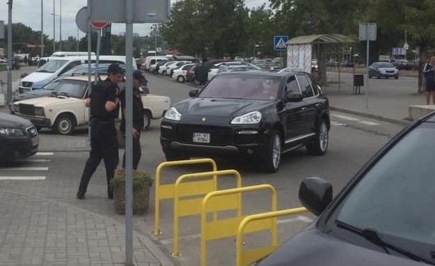 В Запорожье на парковке около супермаркета автохам заблокировал проезд (ФОТО) Фото № 1 В Запорожье на парковке около супермаркета автохам заблокировал проезд (ФОТО) Фото № 1