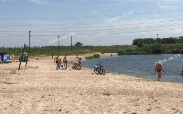 Горожане игнорируют запрет на купание в озере, забравшем 3 жизни за неделю (ФОТО) Фото № 3 Горожане игнорируют запрет на купание в озере, забравшем 3 жизни за неделю (ФОТО) Фото № 3