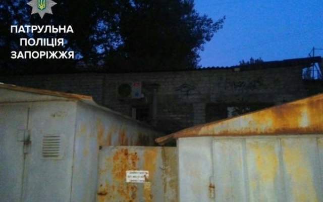 Патрульные нашли на крыше гаража ребенка Фото № 1 Патрульные нашли на крыше гаража ребенка Фото № 1