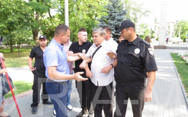 Появилось видео скандала на митинге ко дню начала войны Фото № 3 Появилось видео скандала на митинге ко дню начала войны Фото № 3