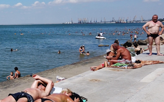 Фотофакт: В Бердянске на пляжах негде яблоку упасть Фото № 0 Фотофакт: В Бердянске на пляжах негде яблоку упасть Фото № 0