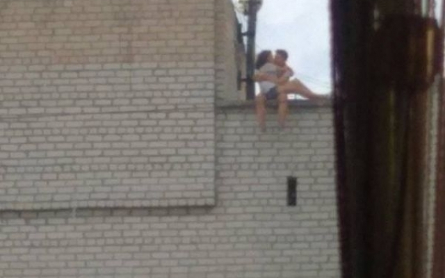 В сети опубликовали фото странной парочки, целующуюся на краю крыши многоэтажки (ФОТО) Фото № 0 В сети опубликовали фото странной парочки, целующуюся на краю крыши многоэтажки (ФОТО) Фото № 0