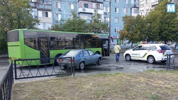 На дороге не разминулись легковушка и пассажирский автобус (ФОТО) Фото № 1 На дороге не разминулись легковушка и пассажирский автобус (ФОТО) Фото № 1