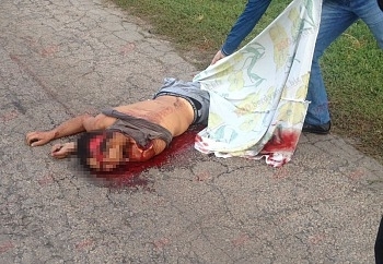 В Запорожской области мужчина попал под грузовик 18+ Фото № 0 В Запорожской области мужчина попал под грузовик 18+ Фото № 0