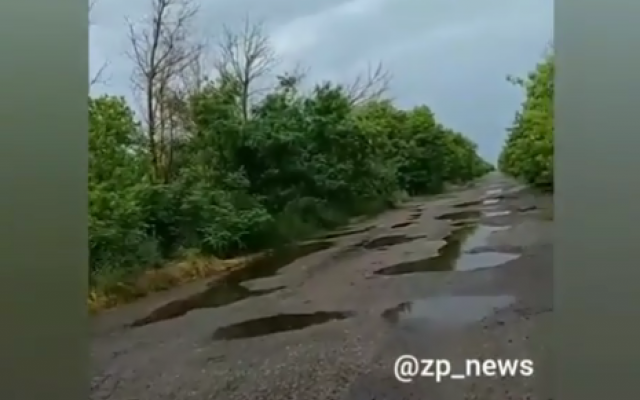 Водитель тонул в ямах на запорожской трассе (ВИДЕО) Фото № 0 Водитель тонул в ямах на запорожской трассе (ВИДЕО) Фото № 0