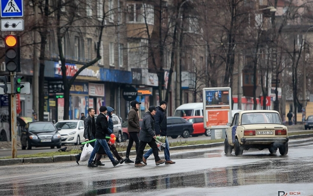 В очереди за цветами: утренний ажиотаж на улицах Запорожья. Фоторепортаж Фото № 5 В очереди за цветами: утренний ажиотаж на улицах Запорожья. Фоторепортаж Фото № 5