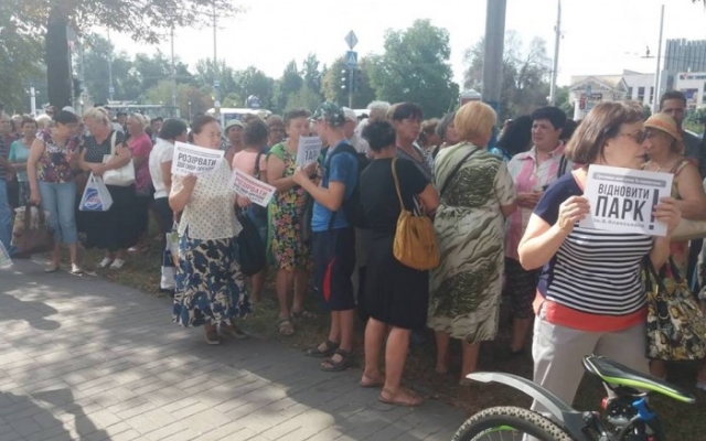 В центре города собрались сотни запорожцев: Дежурят десятки полицейских (ФОТО) Фото № 7 В центре города собрались сотни запорожцев: Дежурят десятки полицейских (ФОТО) Фото № 7