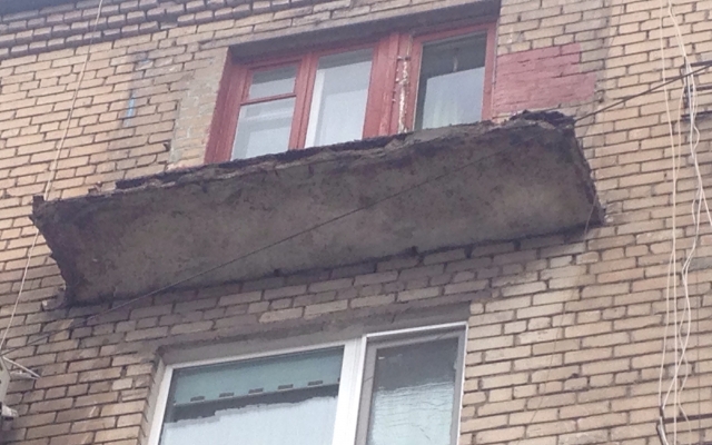 Опасный для жизни людей балкон в Запорожье демонтировали спустя два года Фото № 1 Опасный для жизни людей балкон в Запорожье демонтировали спустя два года Фото № 1