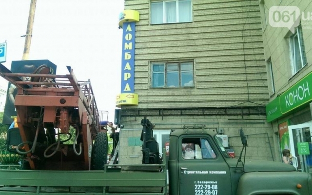 Появилось видео насильного демонтажа рекламы в центре Запорожья Фото № 3 Появилось видео насильного демонтажа рекламы в центре Запорожья Фото № 3