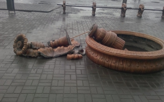 Бурное празднование закончилось разгромом памятников Фото № 1 Бурное празднование закончилось разгромом памятников Фото № 1