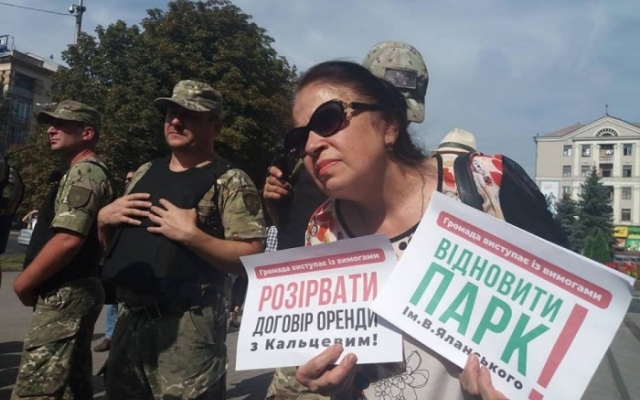 В центре города собрались сотни запорожцев: Дежурят десятки полицейских (ФОТО) Фото № 1 В центре города собрались сотни запорожцев: Дежурят десятки полицейских (ФОТО) Фото № 1