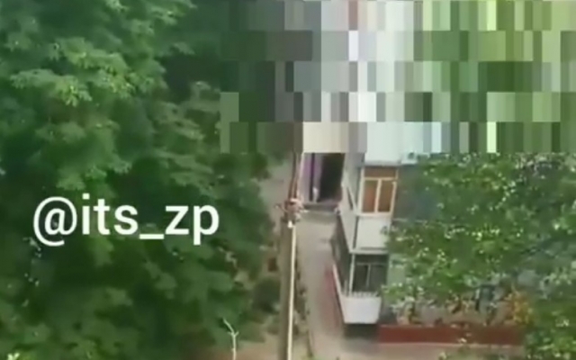 На козырьке запорожской многоэтажки найден труп (ВИДЕО) Фото № 0 На козырьке запорожской многоэтажки найден труп (ВИДЕО) Фото № 0