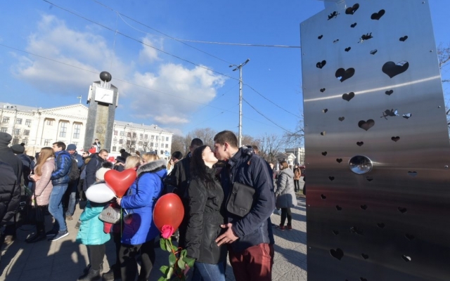 ФОТОРЕПОРТАЖ: В Запорожье открыли стелу любви Фото № 0 ФОТОРЕПОРТАЖ: В Запорожье открыли стелу любви Фото № 0