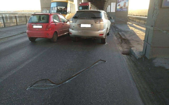 Ржавая труба упала с моста Преображенского на автомобиль: Стали известны подробности инцидента (ФОТО) Фото № 2 Ржавая труба упала с моста Преображенского на автомобиль: Стали известны подробности инцидента (ФОТО) Фото № 2