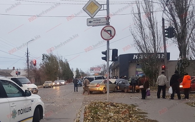 Сегодняшнее утро началось с тройного ДТП (ФОТО) Фото № 0 Сегодняшнее утро началось с тройного ДТП (ФОТО) Фото № 0