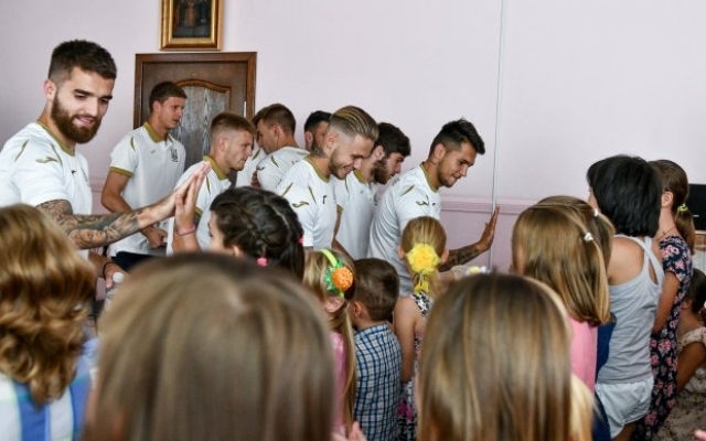 Футболисты украинской молодёжной сборной посетили запорожский детдом (ФОТО) Фото № 2 Футболисты украинской молодёжной сборной посетили запорожский детдом (ФОТО) Фото № 2