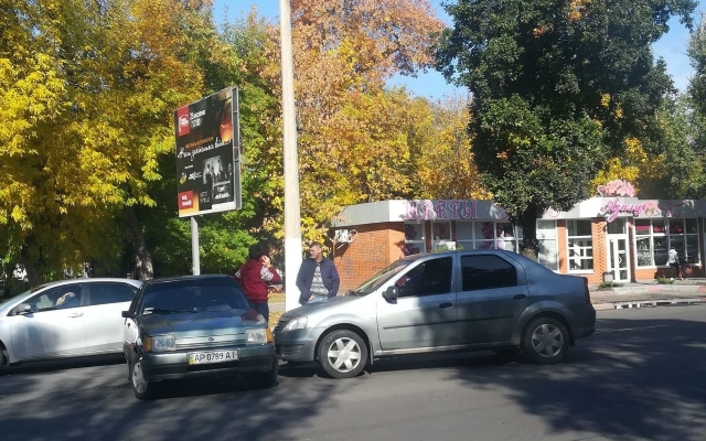 В Мелитополе водители авто «Славута» и «Рено» потеряли бдительность (ВИДЕО) Фото № 6 В Мелитополе водители авто «Славута» и «Рено» потеряли бдительность (ВИДЕО) Фото № 6
