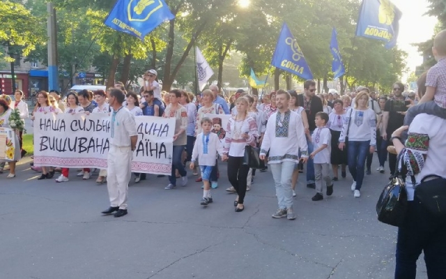 В Запорожье прошел традиционный марш вышиванок (ФОТОРЕПОРТАЖ) Фото № 8 В Запорожье прошел традиционный марш вышиванок (ФОТОРЕПОРТАЖ) Фото № 8