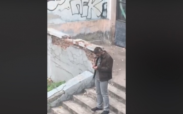 Горожане сняли на видео парней, употреблявших наркотики среди бела дня (ВИДЕО) Фото № 0 Горожане сняли на видео парней, употреблявших наркотики среди бела дня (ВИДЕО) Фото № 0