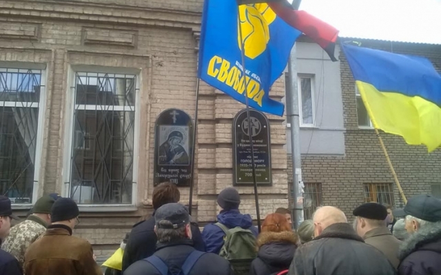 В Запорожье от памятника прогоняют священников (ФОТО) Фото № 1 В Запорожье от памятника прогоняют священников (ФОТО) Фото № 1