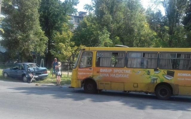 На Бабурке маршрутка влетела в припаркованное авто (ФОТО) Фото № 2 На Бабурке маршрутка влетела в припаркованное авто (ФОТО) Фото № 2