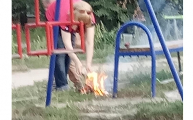 В одном из дворов Запорожья женщина с маленьким ребенком разожгла костер (ФОТО) Фото № 3 В одном из дворов Запорожья женщина с маленьким ребенком разожгла костер (ФОТО) Фото № 3