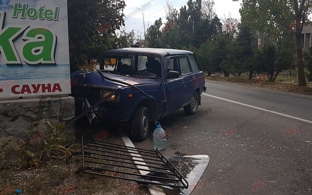 Возле отеля ВАЗ влетел в рекламный щит (ВИДЕО) Фото № 0 Возле отеля ВАЗ влетел в рекламный щит (ВИДЕО) Фото № 0